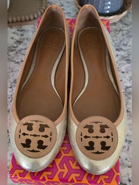 Tory Burch Platinum/Metallic Gold Leather Louisa Ballet Logo Flats